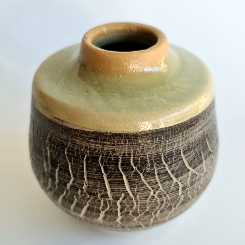 Kleine Vase mit Schmuckrissen und grüner Engobe, transparent glänzend glasiert